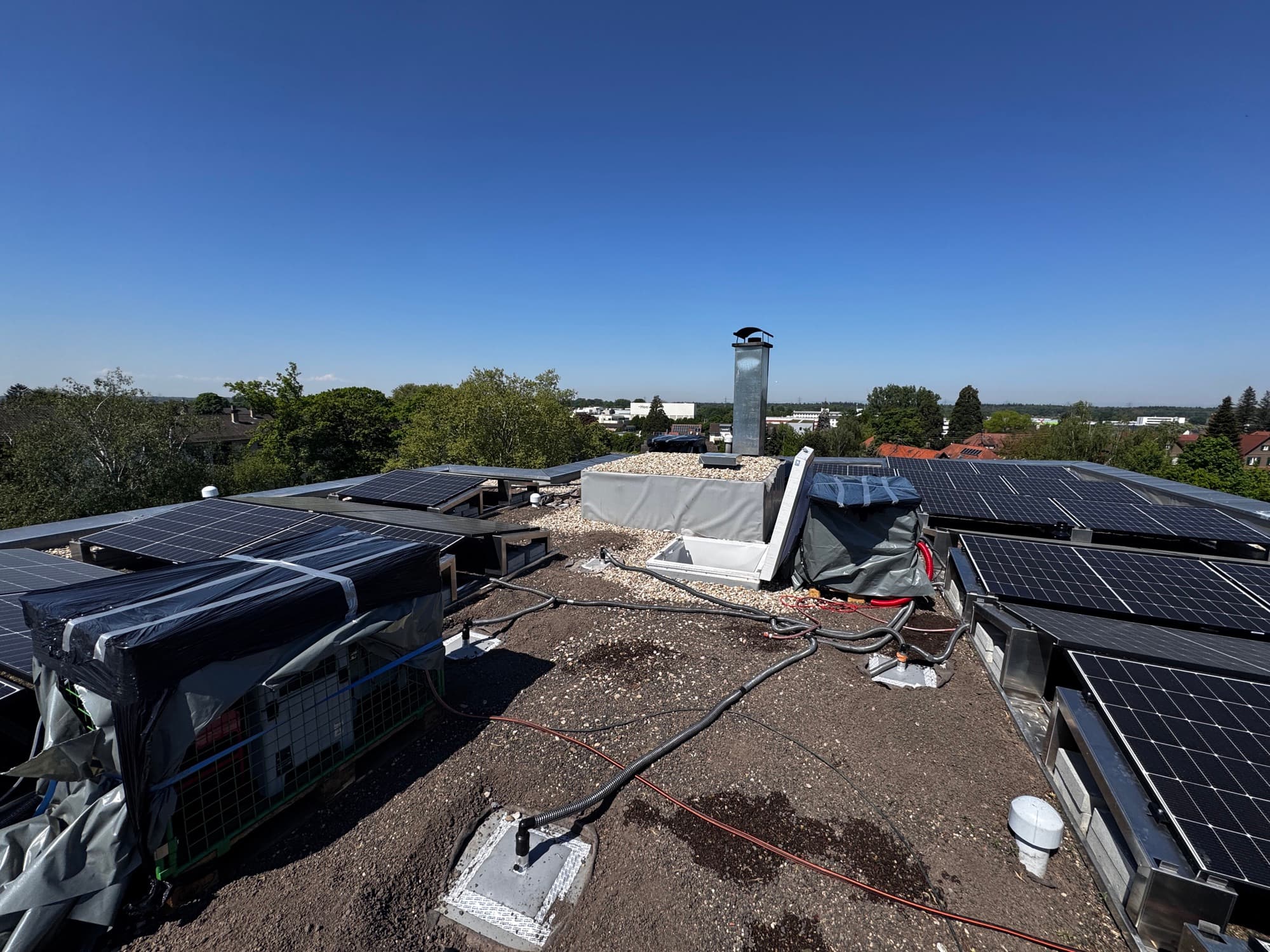 Flachdachtrocknung auf einem Flachdach mit Photovoltaikanlage