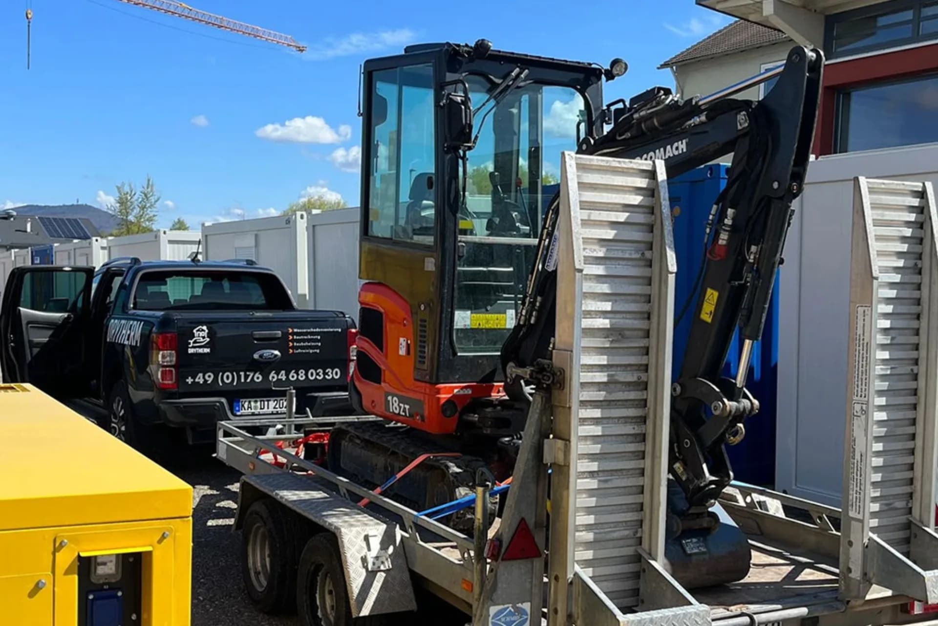 Minibagger auf dem Anhänger des Drytherm-Fahrzeugs vor dem Einsatz